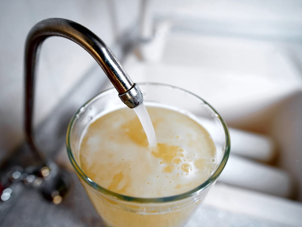 causes well water discoloration